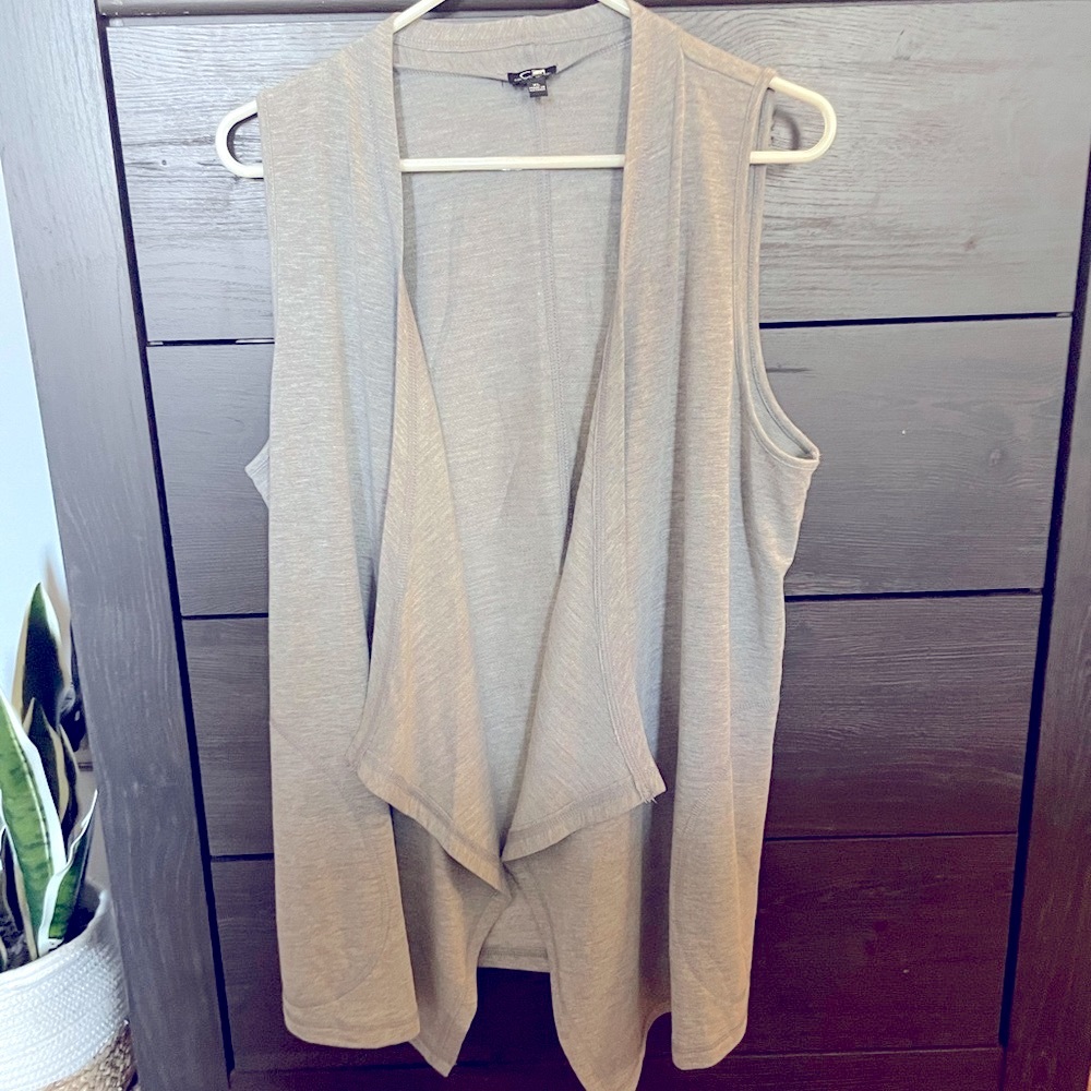 Sleeveless cardigan/vest